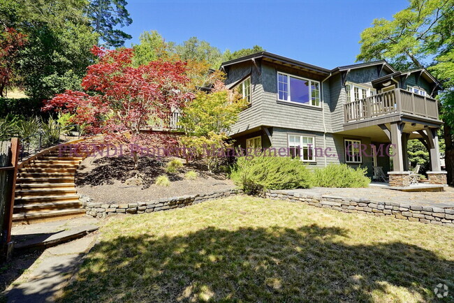 Building Photo - Majestic Custom-Designed Five-Bedroom Esta... Rental