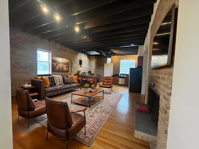 Building Photo - 916 W Belmont Ave Unit 916-2S