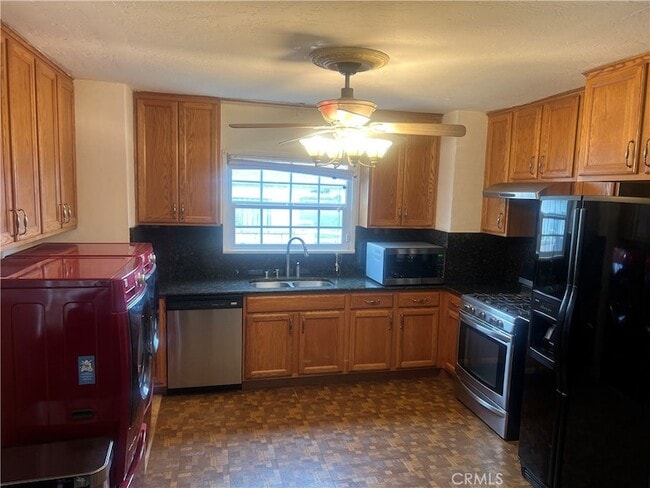 Photo - 543 Flores St N
