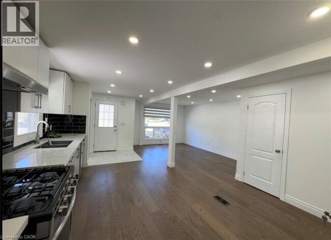 Photo - 28 Timberlane Crescent