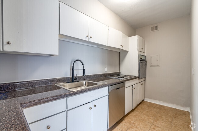 2BR, 1BA- 872SF - Central Gardens