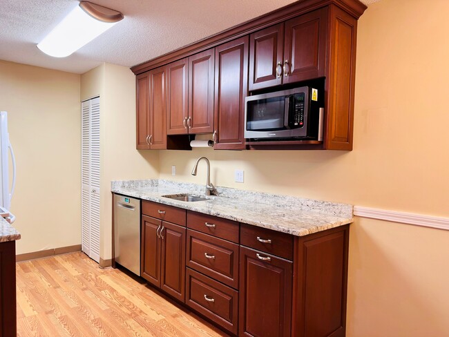 Kitchen with granite countertops - 32 Walden Dr Unit 32 Walden Dr #APT 13