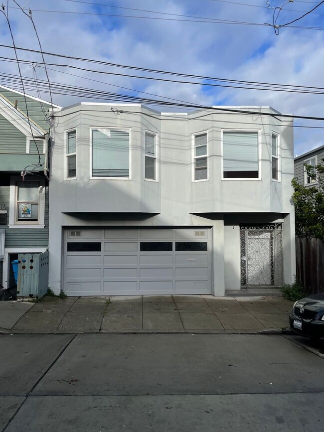 Building Photo - Newly Upgraded Spacious 3br with Decks, Laundry, Parking