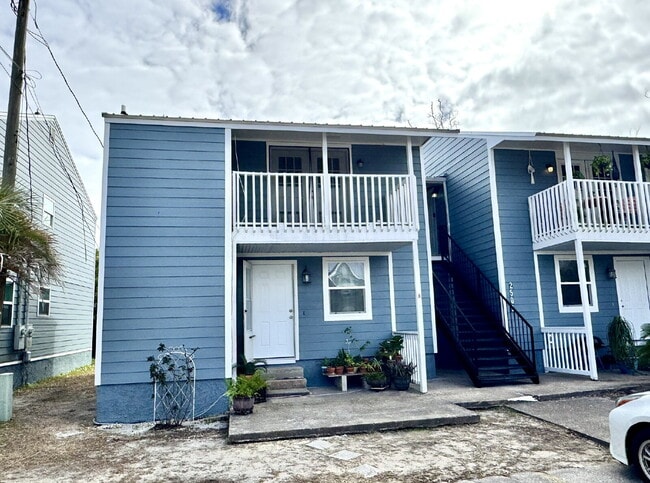 Building Photo - 2nd Floor - 2 Bedroom, 1 Bath in St. Andrews Area Unit C