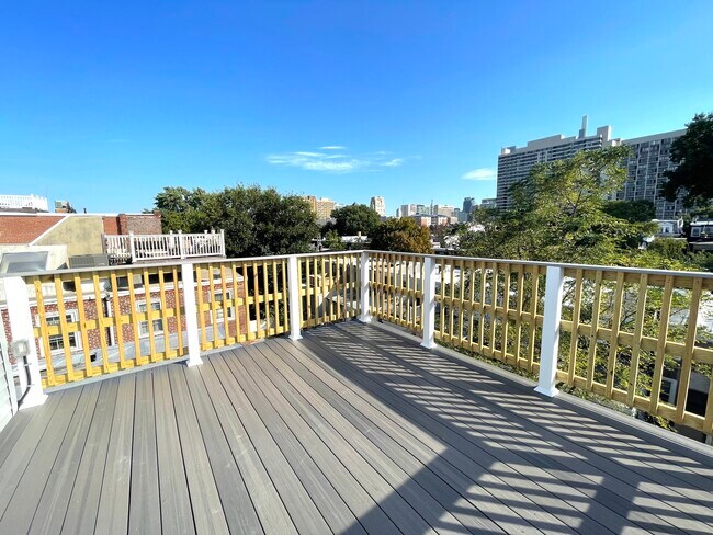 Building Photo - 2034 Green St Unit B Rental