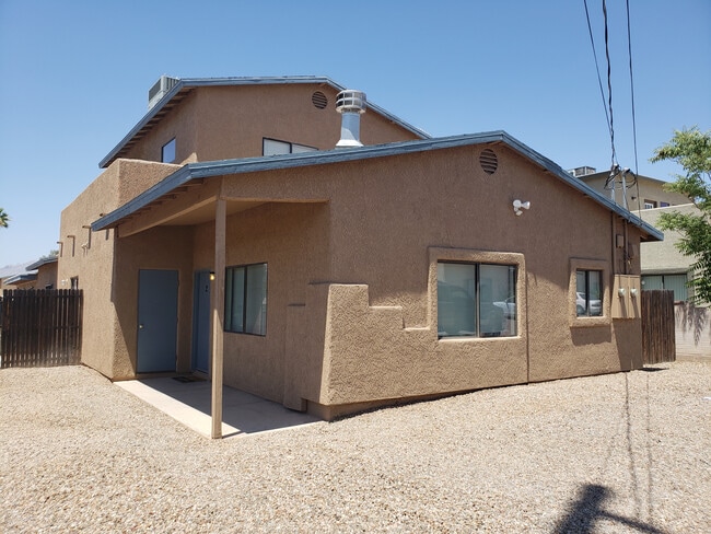 Building Photo - 1402 E Lee St Unit #2