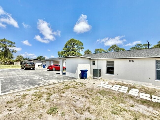 Photo - 7071 Bee Ridge Rd