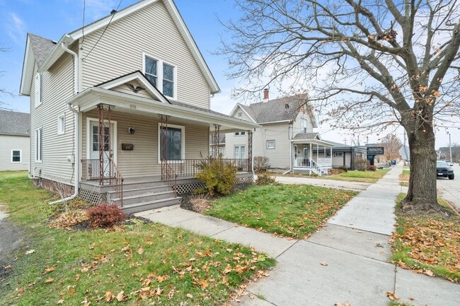 Building Photo - 208 W Chestnut St