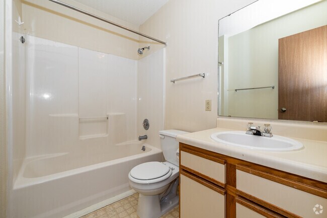 2BR, 2BA - 1050SF - Bathroom 2