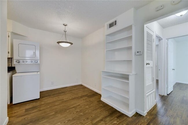 Photo - 2401 Manor Rd Unit 221