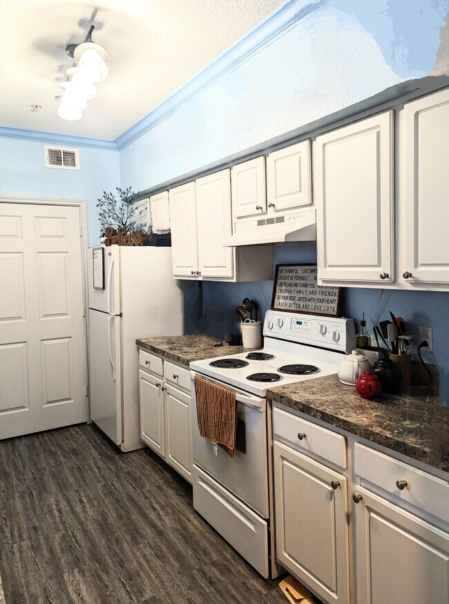 2x2 B4 New paint throughout, includes balc... Condo Condo for Rent in