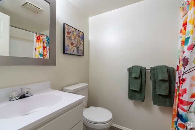 1BR, 1BA - 600SF - Model - Bathroom - Mill Creek Apartments