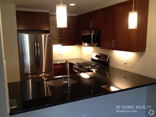 Building Photo - 321 Hammond Pond Pky Unit 301 Rental