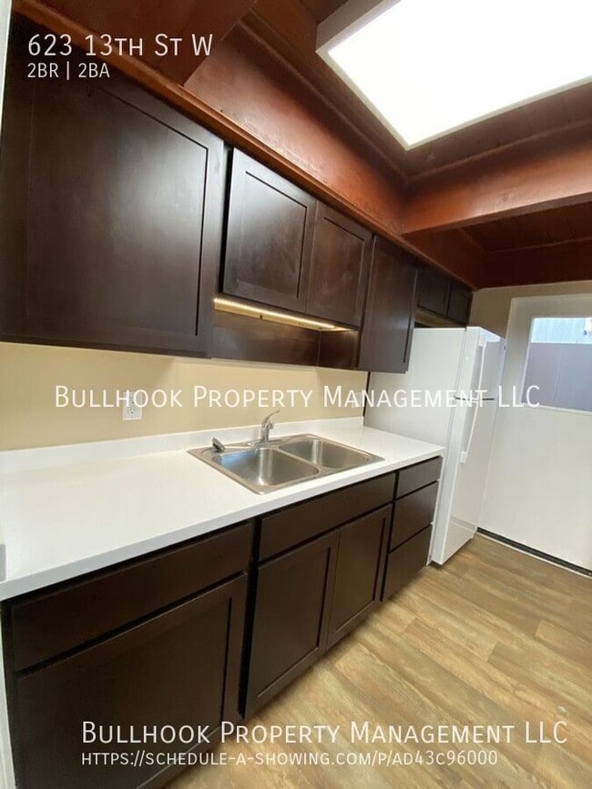 Photo - 623 13th St W