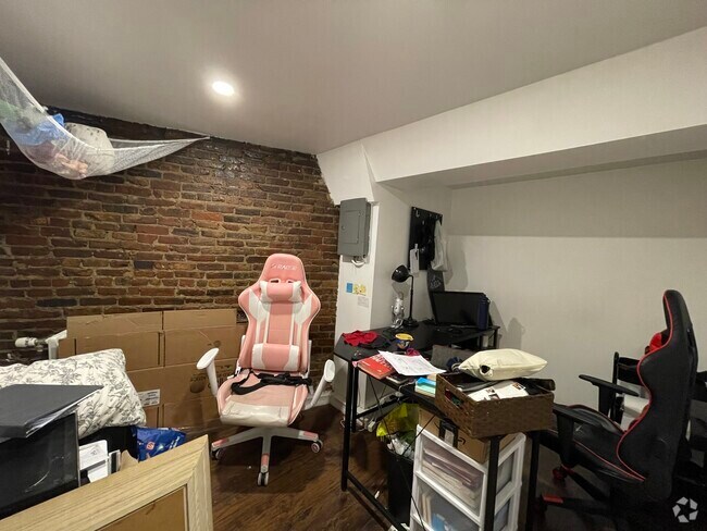 Building Photo - 32 Anderson St Rental