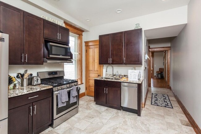 Building Photo - 3 bedroom in Chicago IL 60657 Unit 3