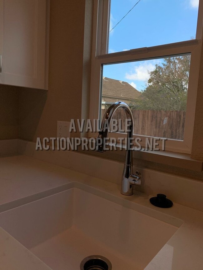 Photo - Central Rosville Home- 1 Bed, 1 Bath House - Appliances Included