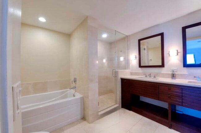 Baño principal con lavabos dobles, bañera y ducha. - 1551 Ala Wai Blvd Unidad 2002