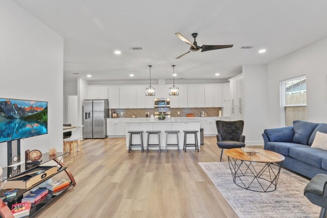 Photo - 417 Bedford Dr