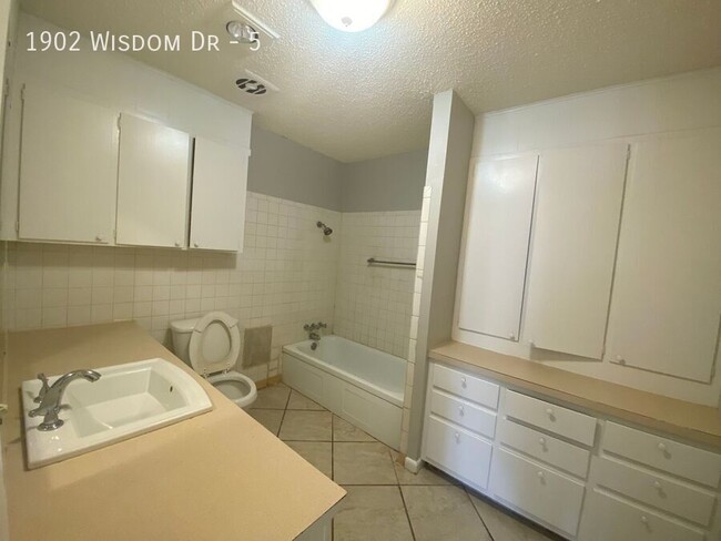 Building Photo - 1902 Wisdom Dr Unit 5 Rental