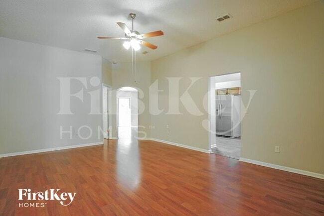 Photo - 489 MacKenzie Cir