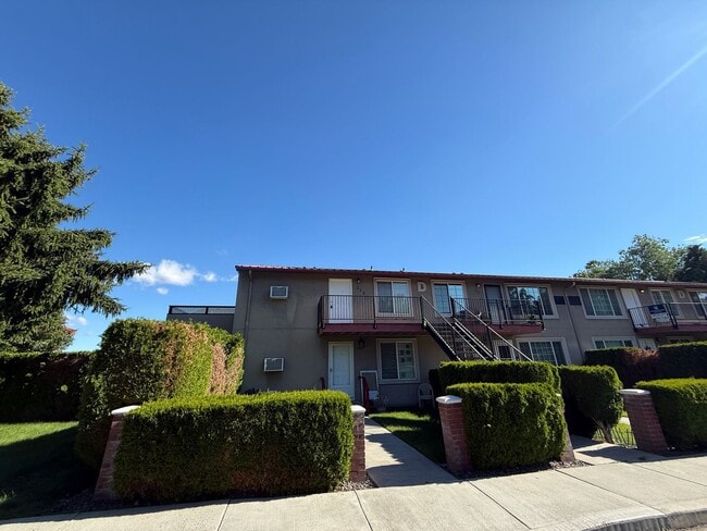 Building Photo - Updated 2-Bedroom Condo West Richland
