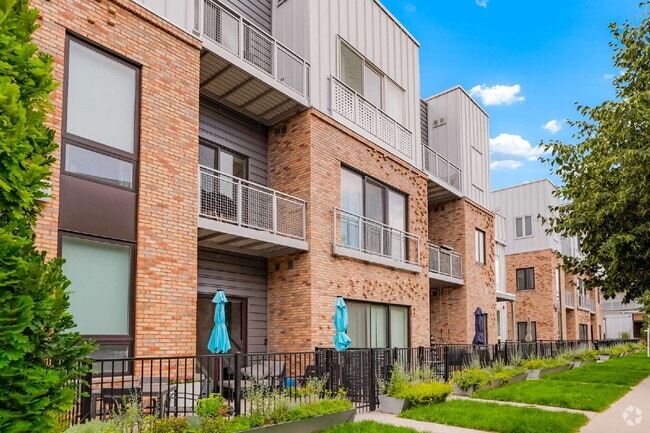 Building Photo - Beautifully Furnished Studio Condo in the ... Unit RB305