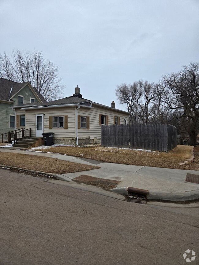 Building Photo - 2 bedroom 2 bath 2 stall garage Rental