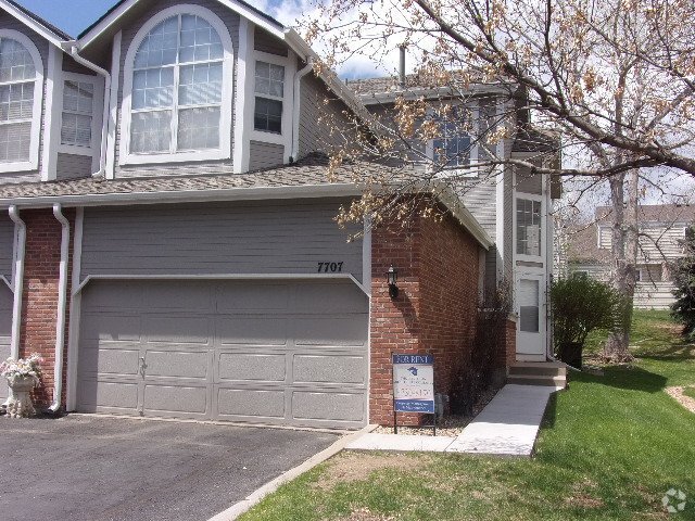 Building Photo - Foxridge  2 Bedroom, 3 Bathroom Townhome. ...