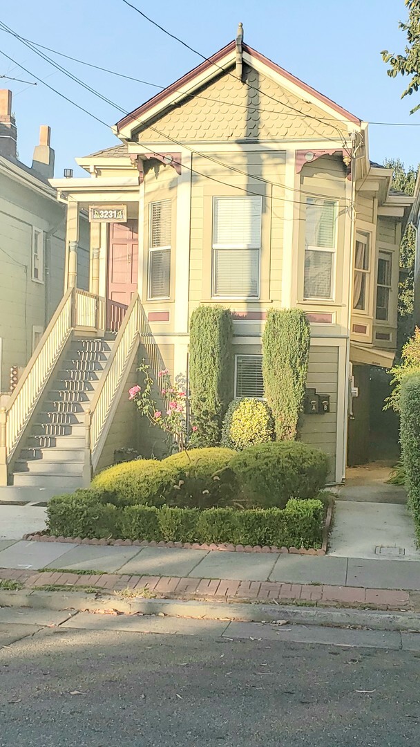 Building Photo - Encinal Avenue Unit B