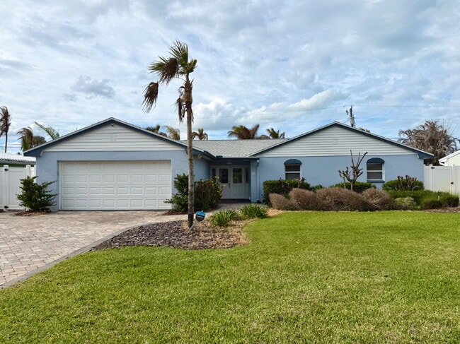 Building Photo - Gorgeous Pool Home in Satellite Beach!!