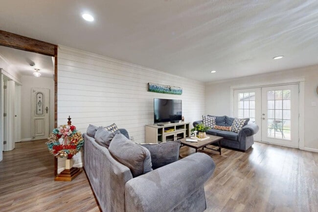 Building Photo - 3004 Red Robin Loop Unit SI ID1328084P