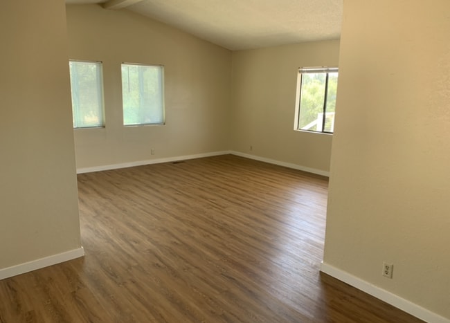 Photo - 4250 Woodview Ln