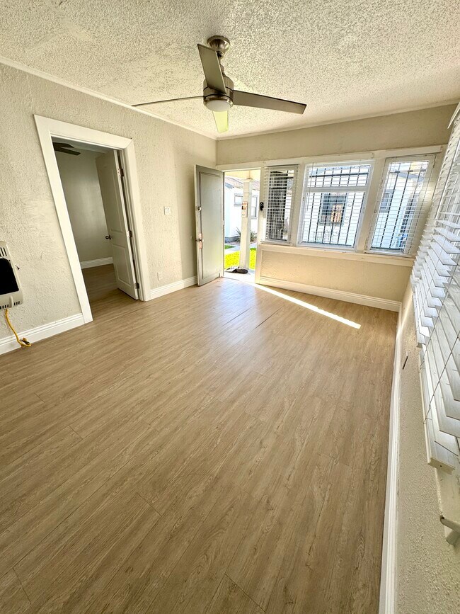 4216 Woodlawn Ave Unidad 4216 Half