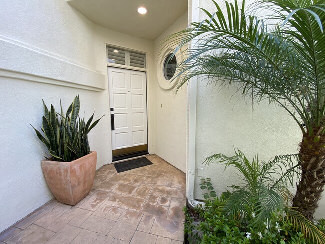 Puerta principal - 6483 Zuma View Pl