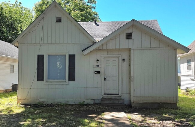 Building Photo - Cozy home with central heat & air for $650!