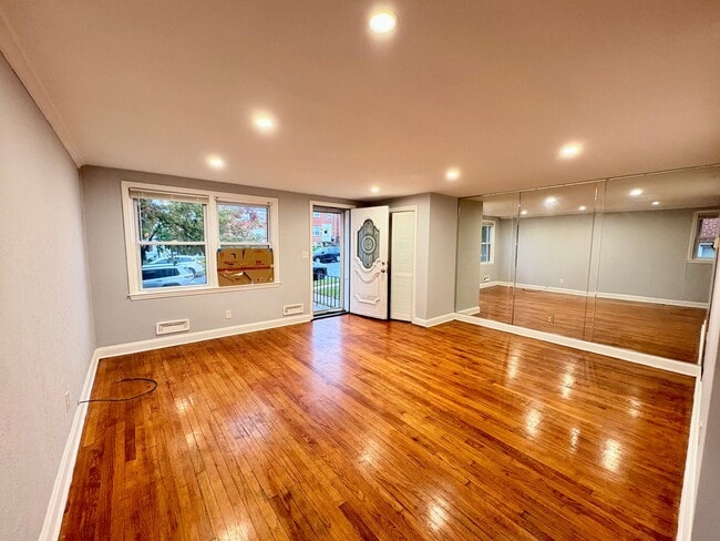 Building Photo - Spacious Townhome with Updated Kitchen & P...