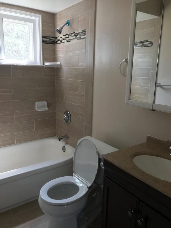 Baño - 23334 Deziel St