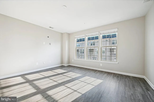 Photo - 6026 Forum Sq