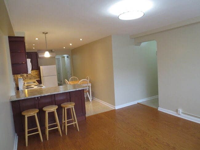 Kitchen & Entrance - 2 Lanark Av Unit #1
