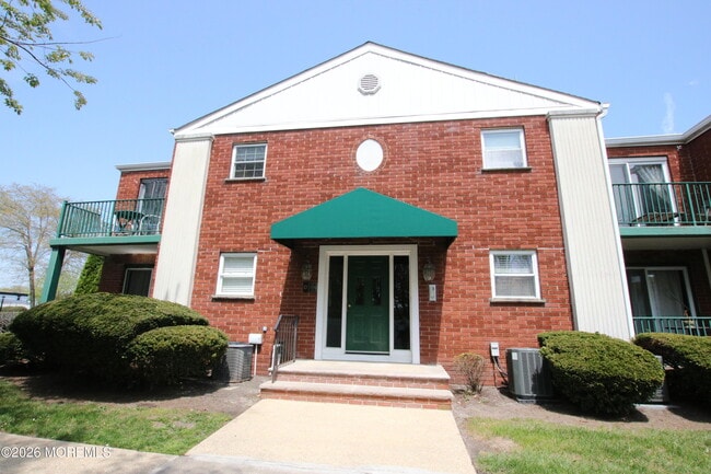 Building Photo - 65 Cedar Ave Unit D4