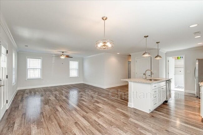 Photo - 1109 Pond St SE