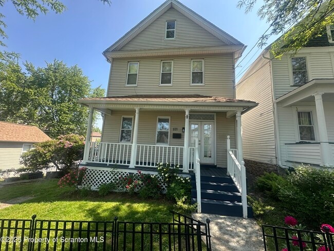 Photo - 821 Maple St House