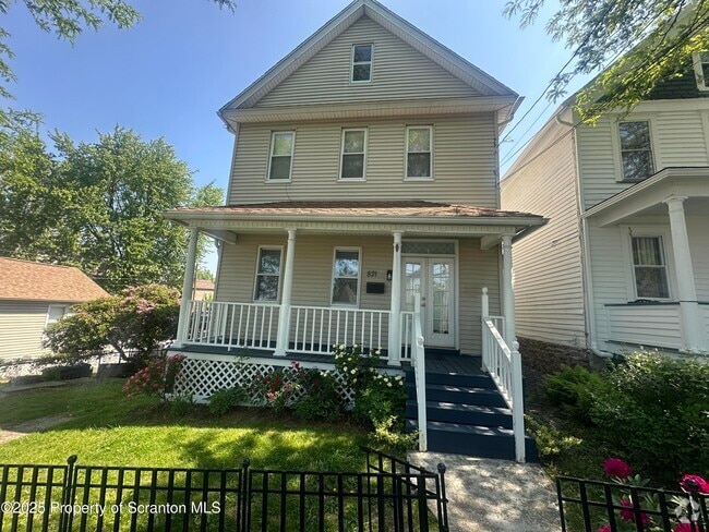 Building Photo - 821 Maple St Rental