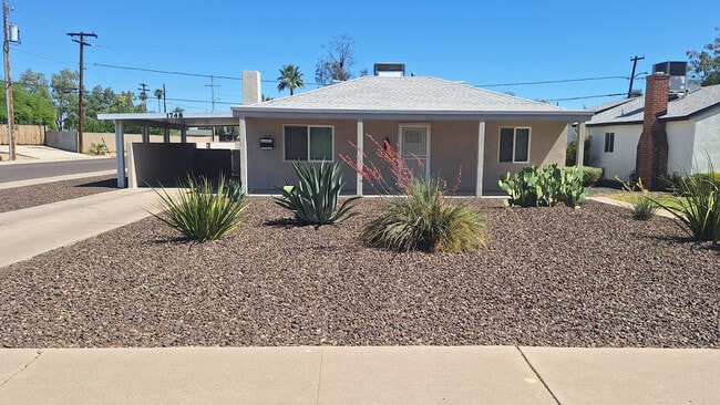 Building Photo - 1748 W Glenrosa Ave