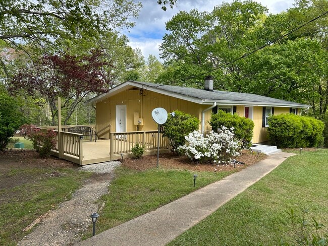 Large deck for outdoor relaxation - 486 Wilmouth Rd