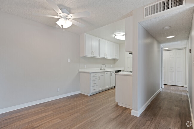 2BR, 1BA - 850SF - Kitchen