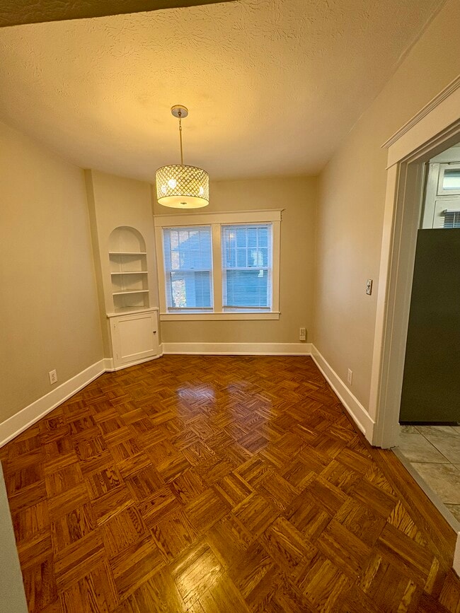 1111-1115 Ray Ave