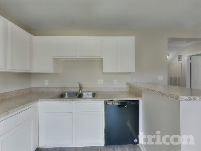 Photo - 3210 Kelling St