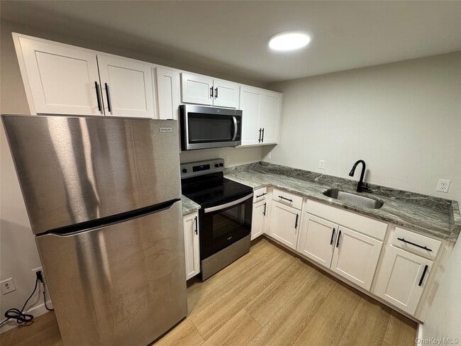 Building Photo - 98 E Market St Unit A8